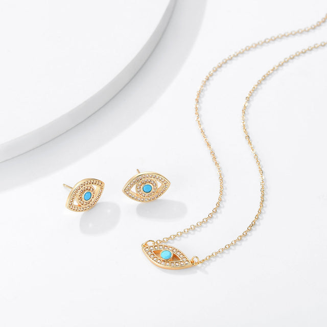 Close-up detail of Boho Eye gold pendant necklace by Fettero®, highlighting fine craftsmanship