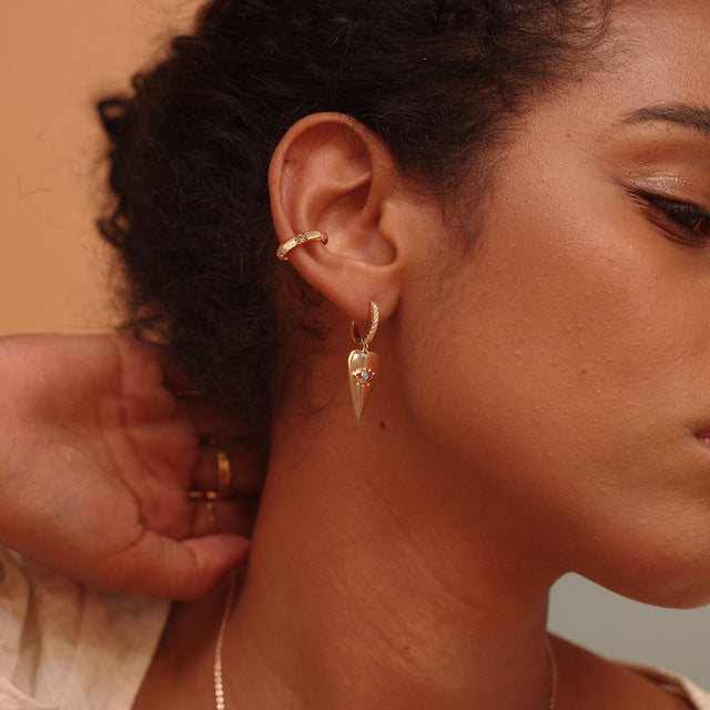 Woman wearing Fettero® segmented ear cuff, modern gold ear cuff with a clean and structured design