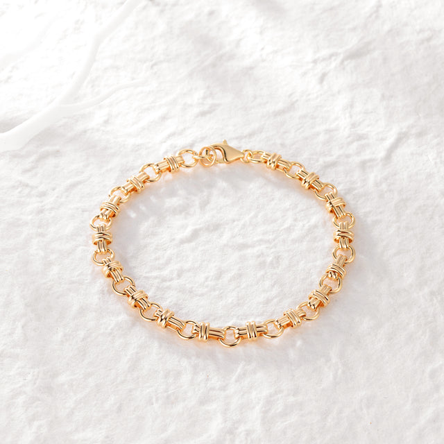 Close-up detail of Fettero® boho chain bracelet, polished gold links crafted for women’s everyday wear