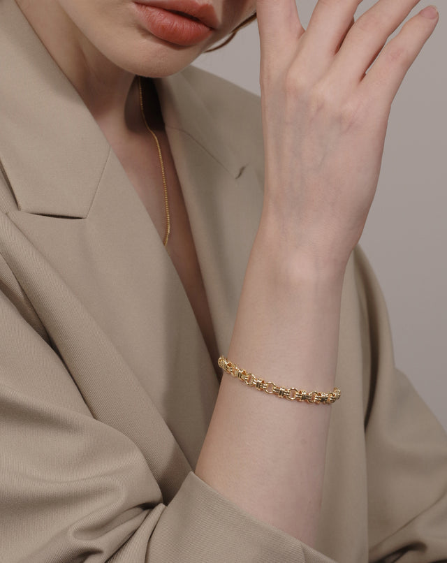 Model wearing Fettero® boho chain gold bracelet for women, effortless everyday wear jewelry with a bohemian style