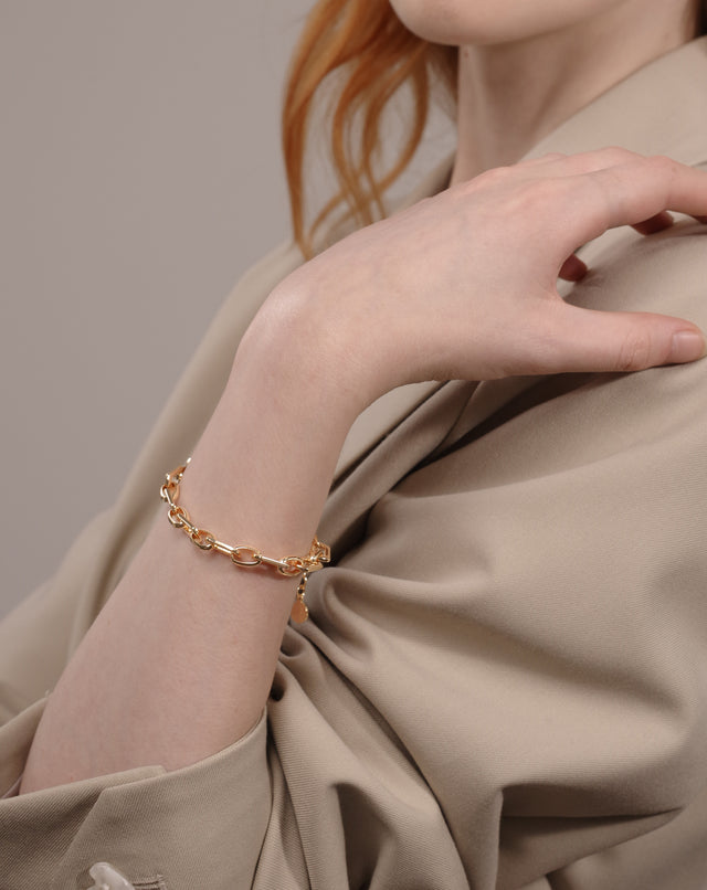 Fettero® chunky chain bracelet styled on model, gold bracelet for women perfect for everyday wear and gifting