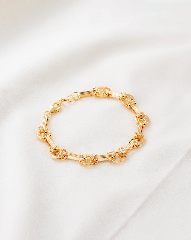 Close-up detail of Fettero® chunky link bracelet, polished gold links crafted for women’s everyday wear