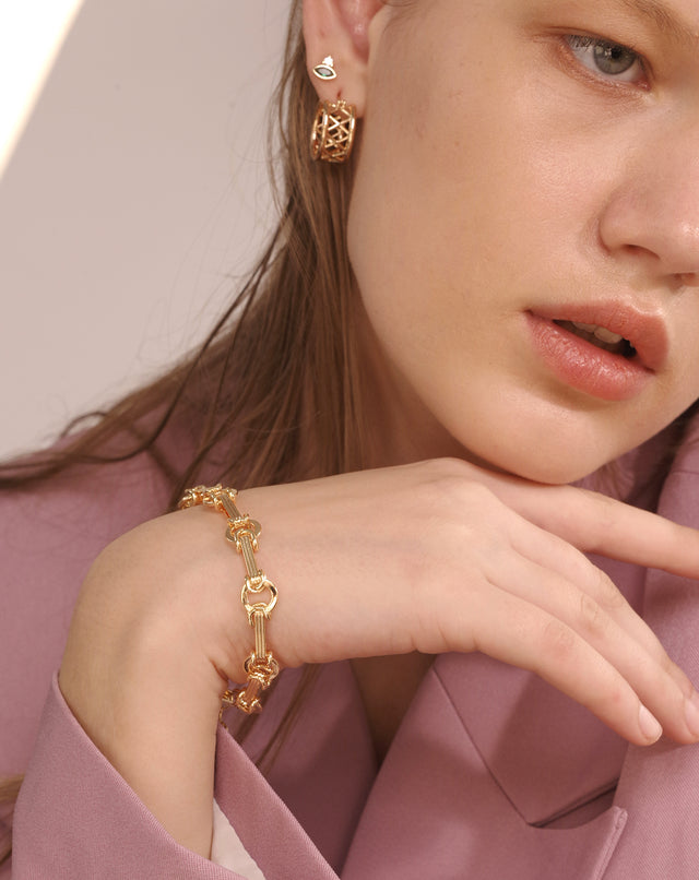Fettero® chunky link bracelet styled on model, gold bracelet for women suitable for everyday wear and gifting