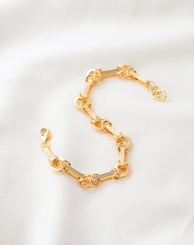 Chunky link gold bracelet for women by Fettero®, bold everyday wear jewelry and stylish gift choice