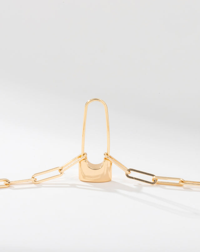 fettero® gold paperclip choker – women’s daily necklace and gift idea.
Women’s delicate paperclip chain necklace in gold, designed for everyday wear by fettero®.