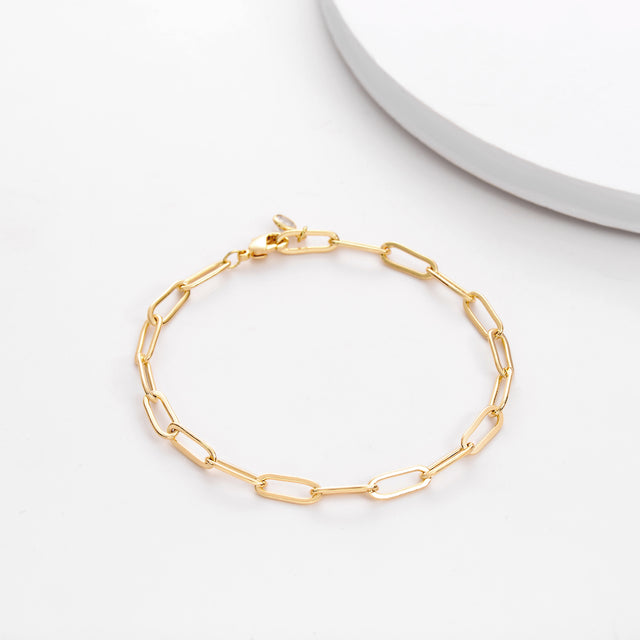 Close-up detail of Fettero® paperclip link chain bracelet, elongated gold links and refined craftsmanship for women
