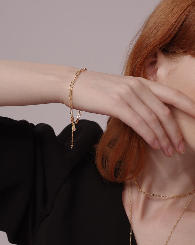 Model wearing Fettero® paperclip link chain gold bracelet for women, sleek everyday wear jewelry with a modern style