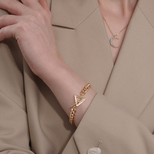 Model wearing Fettero® punk chain bracelet in gold, edgy bracelet for women designed for everyday wear