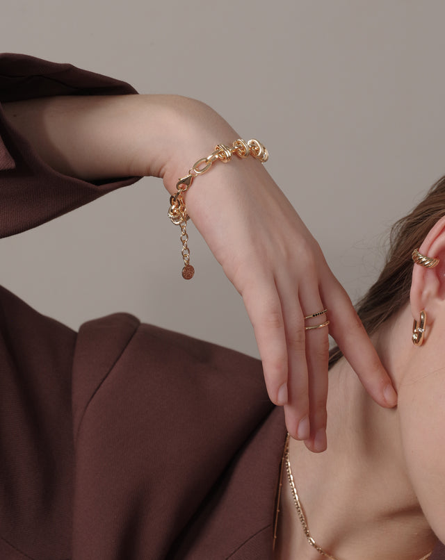 Model wearing Fettero® satellite link gold bracelet for women, minimalist everyday wear jewelry with a celestial touch